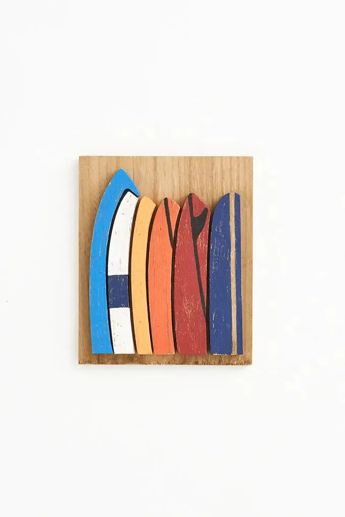 Cuadro de madera con tablas de surf
