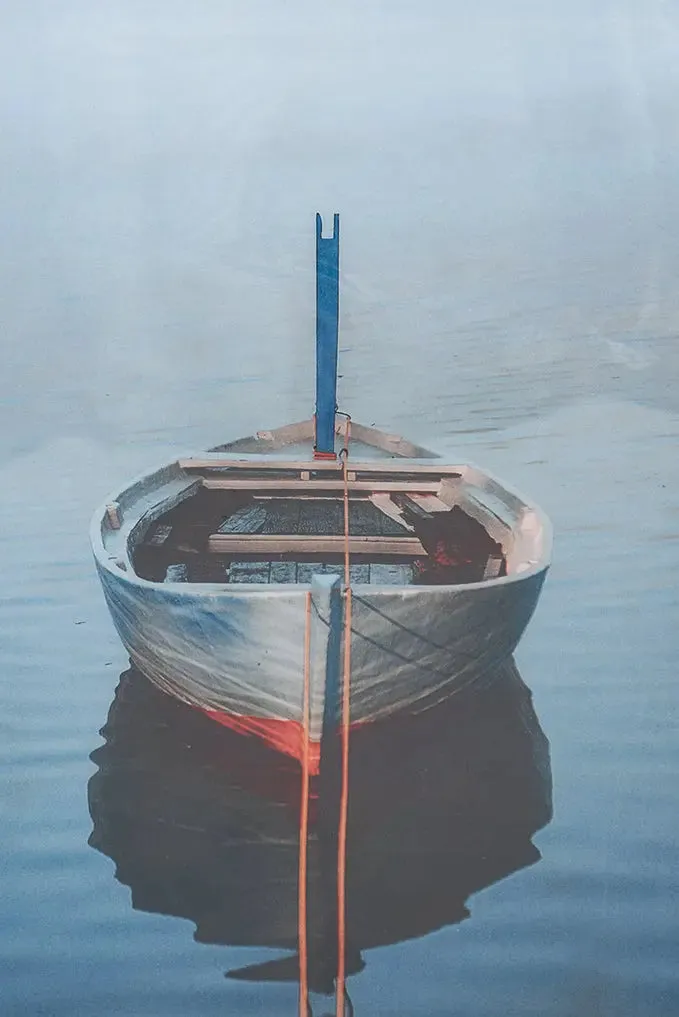 Foto de barca con niebla impresa en taco de madera