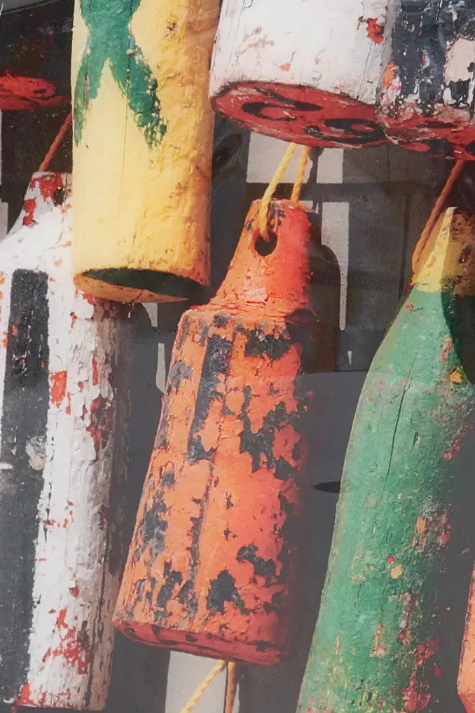 Imagen impresa sobre taco de madera. Boyas de colores