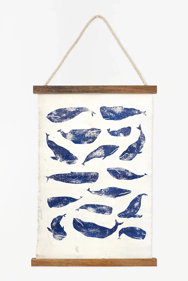 Lámina de tela y madera para colgar con ballenas azules - D6759