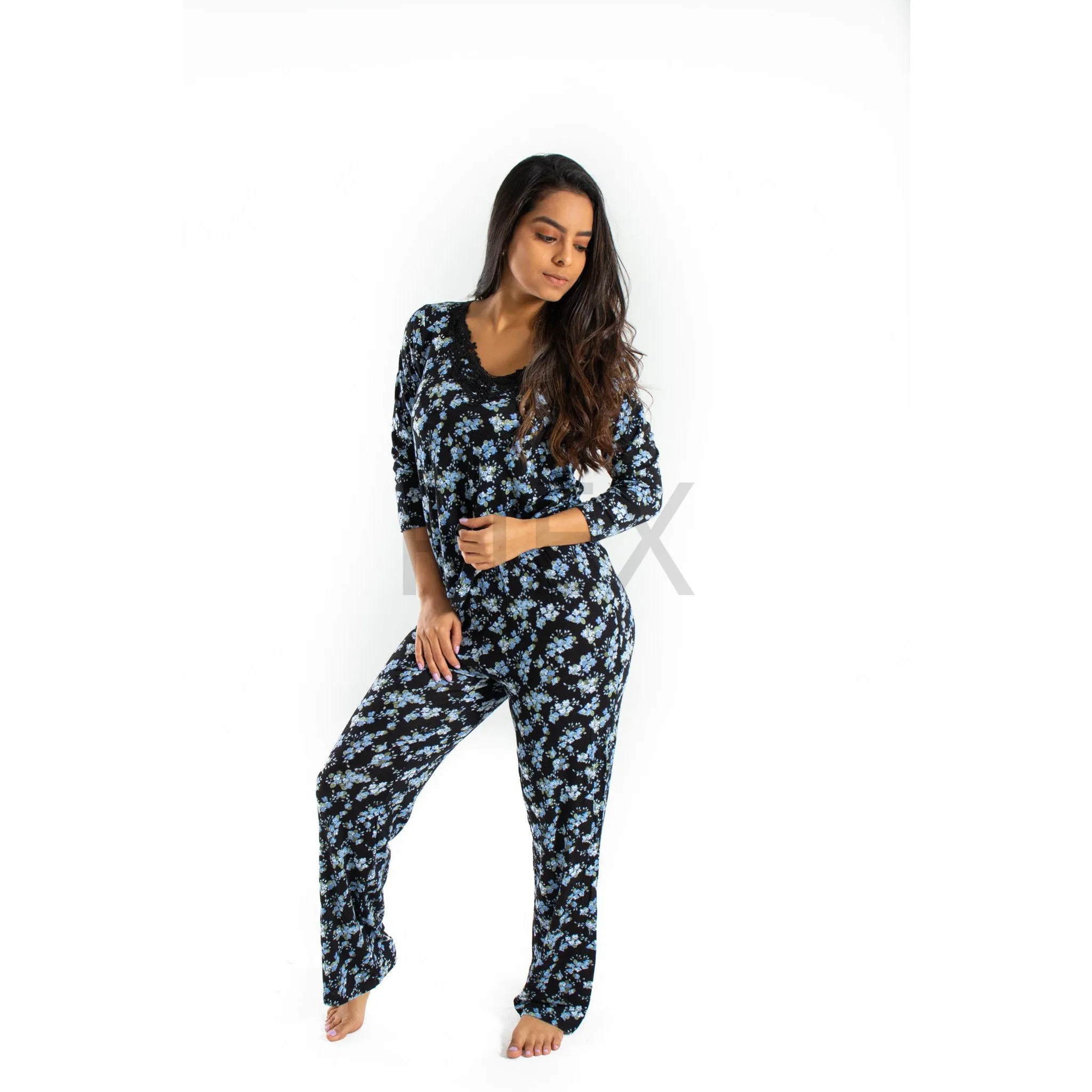 Pijama negra de flores azules