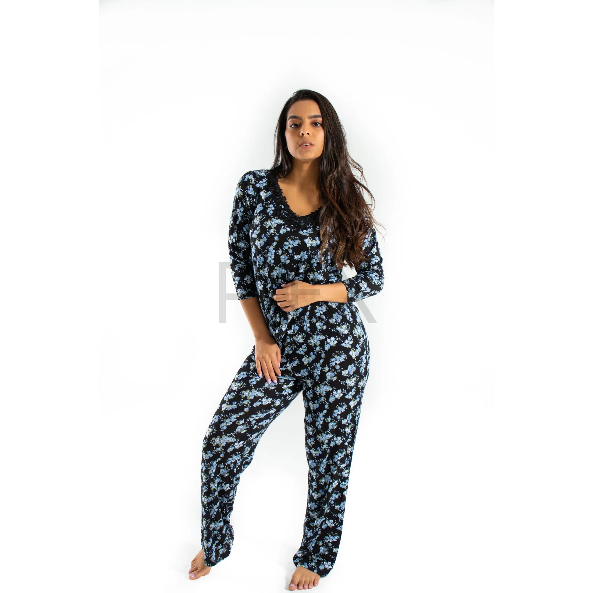 Pijama negra de flores azules