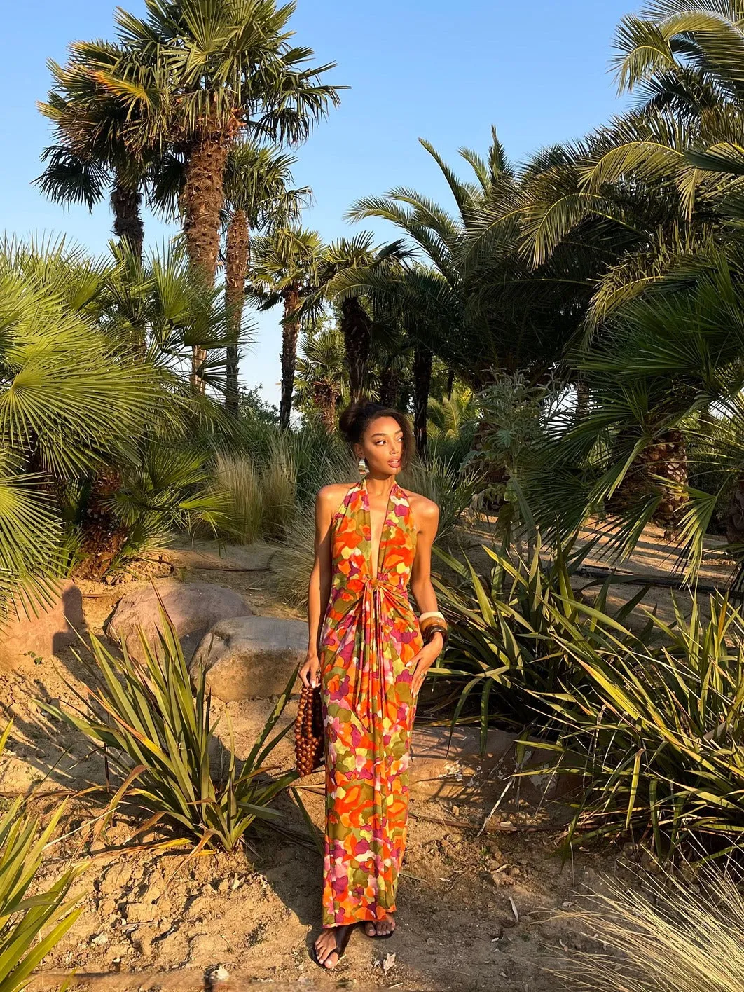VESTIDO COMPRIDO DE MALHA COM PADRÃO MULTICOLOR