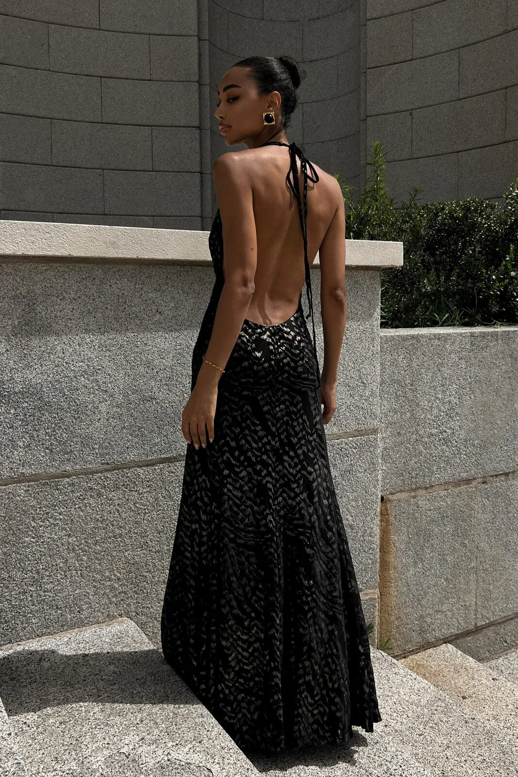 VESTIDO MALHA PADRÃO DOURADO DECOTE CAIDO