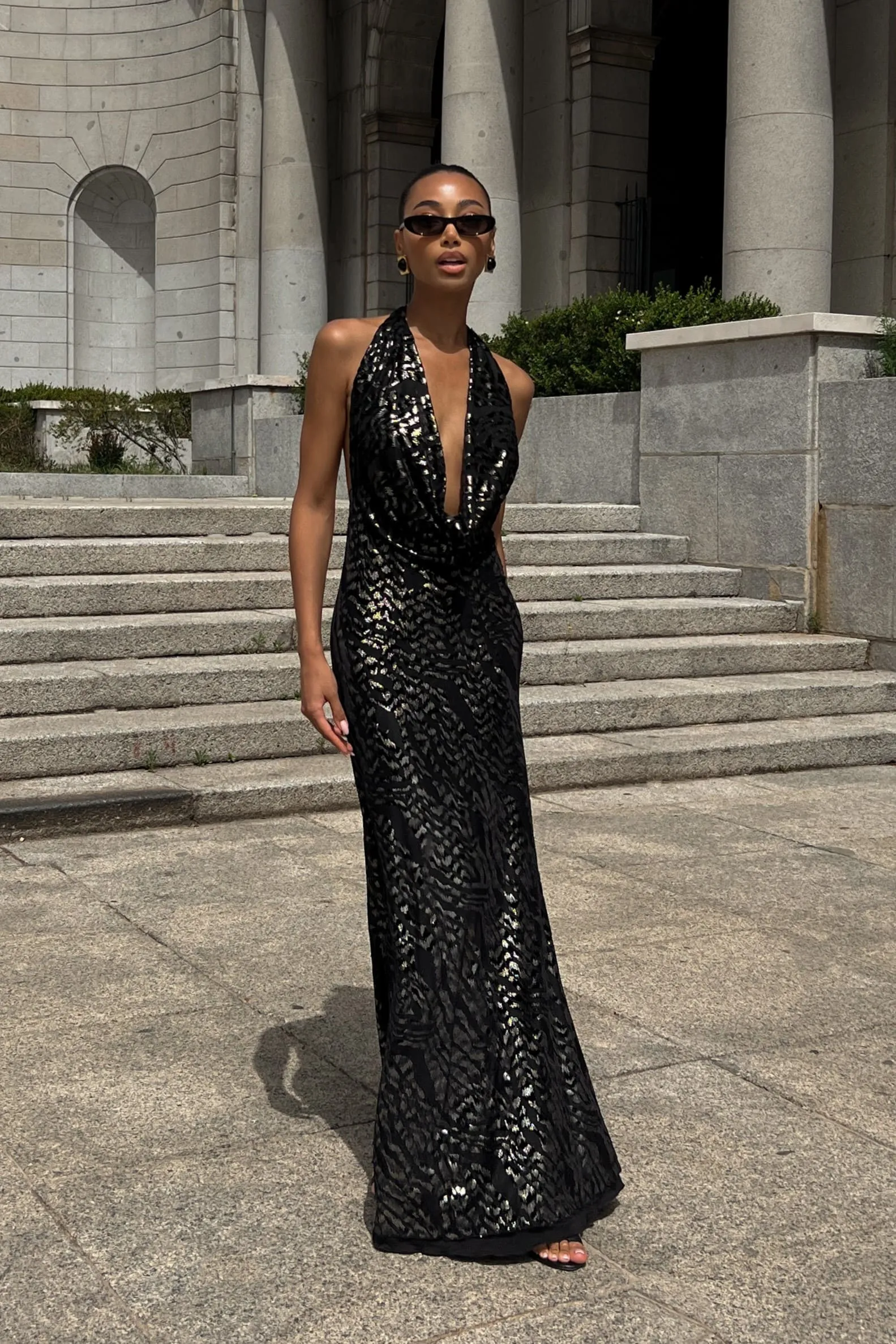 VESTIDO MALHA PADRÃO DOURADO DECOTE CAIDO