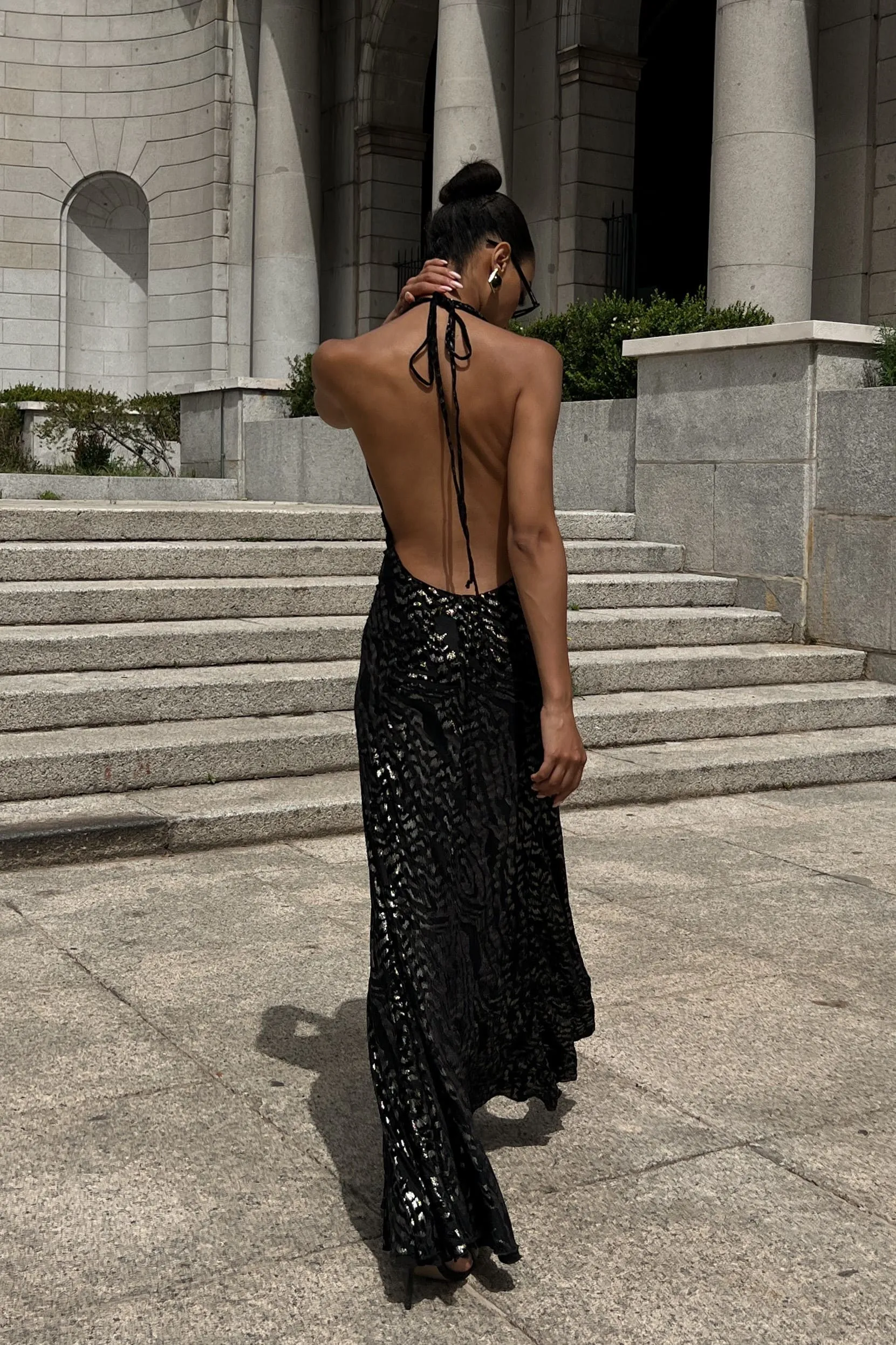 VESTIDO MALHA PADRÃO DOURADO DECOTE CAIDO