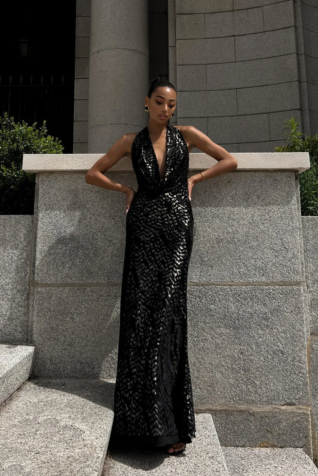 VESTIDO MALHA PADRÃO DOURADO DECOTE CAIDO