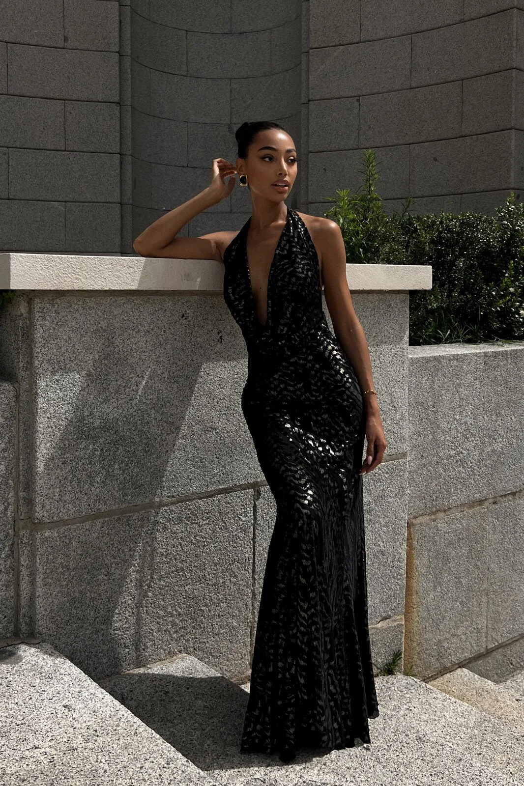 VESTIDO MALHA PADRÃO DOURADO DECOTE CAIDO