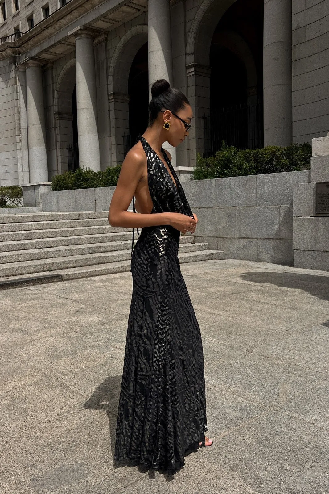 VESTIDO MALHA PADRÃO DOURADO DECOTE CAIDO