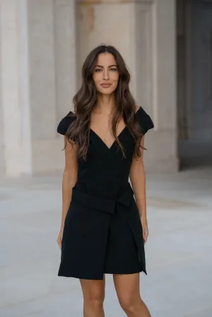 VESTIDO PRETO CURTO COM EFEITO SAIA